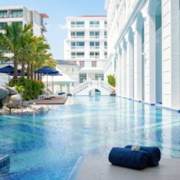 DELUXE-POOL-ACCESS3-1-390x250