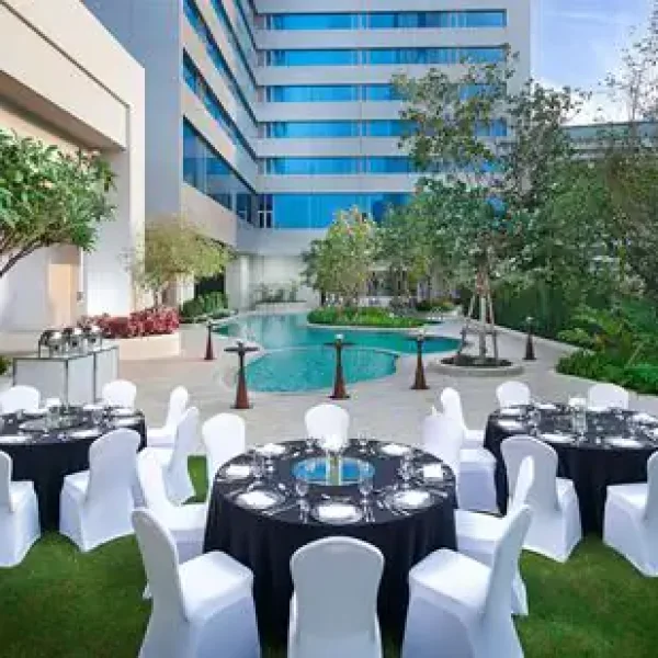 pool_cocktail-and-roundtable-set-up-1